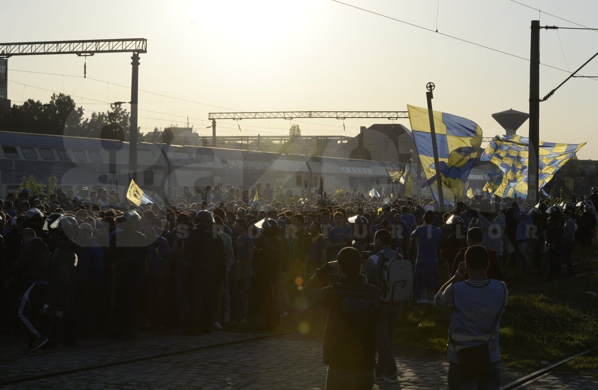 GALERIE FOTO Peste 2.000 de fani ai Petrolului pe Arena Naţională. Au creat haos în trenul spre Bucureşti!
