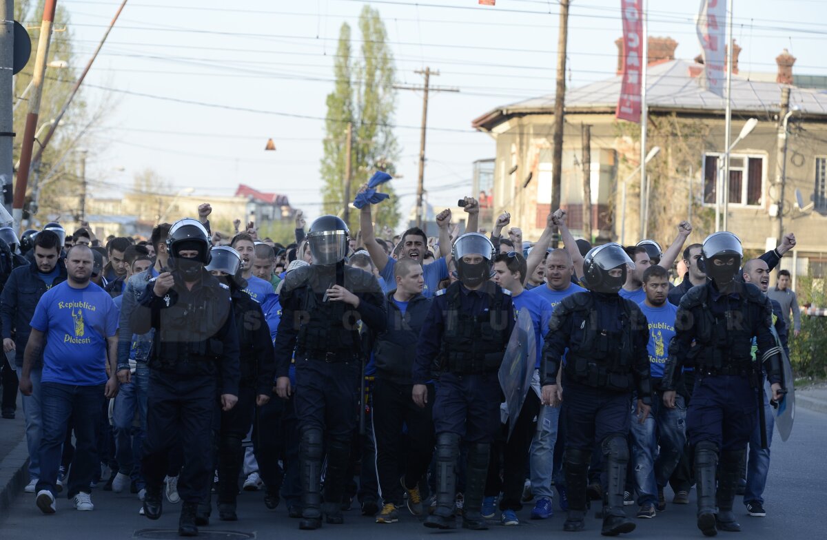 GALERIE FOTO Peste 2.000 de fani ai Petrolului pe Arena Naţională. Au creat haos în trenul spre Bucureşti!