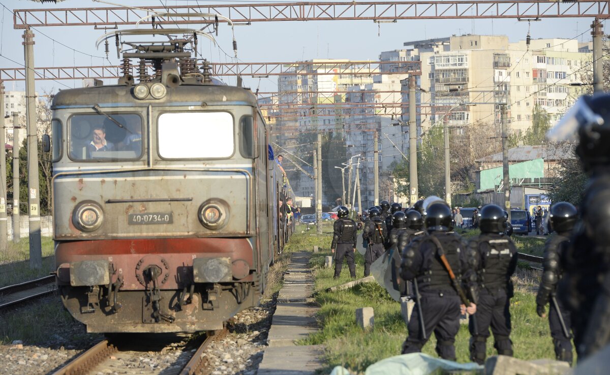 GALERIE FOTO Peste 2.000 de fani ai Petrolului pe Arena Naţională. Au creat haos în trenul spre Bucureşti!