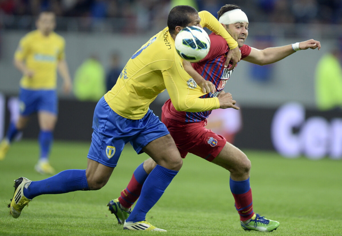 VIDEO La 11 metri de Manasse » Două penalty-uri o ajută pe Steaua să obţină un punct cu Petrolul, scor 2-2