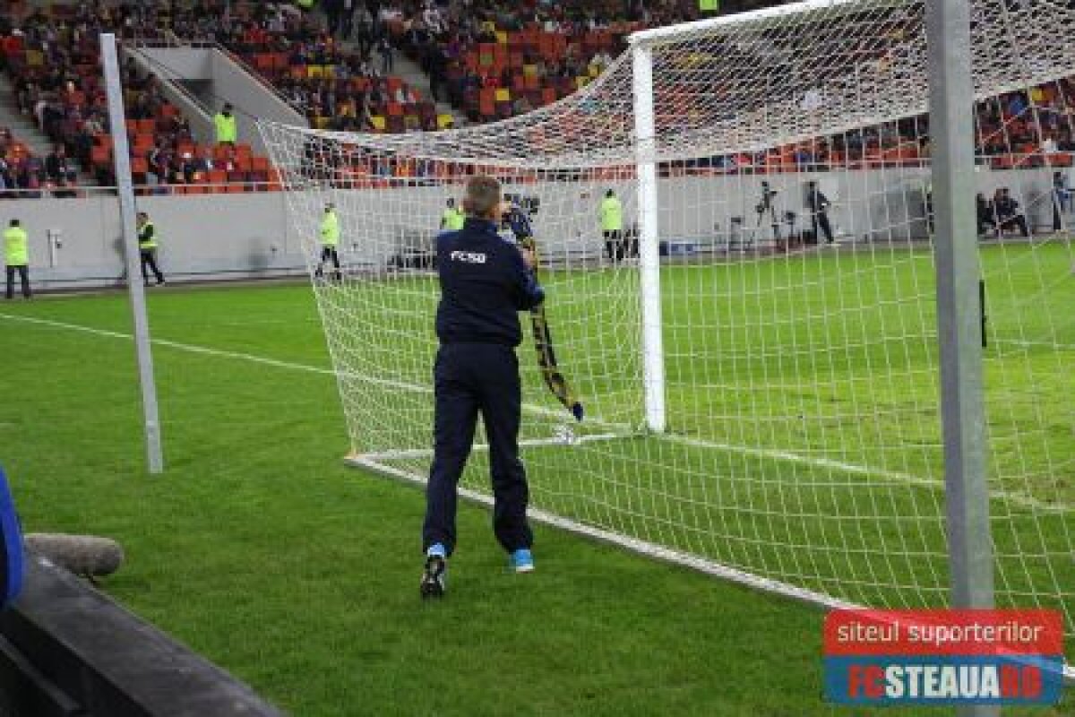 FOTO Cadou pentru ultraşii Stelei » Bornescu, "lucrat" de un copil de mingi :D