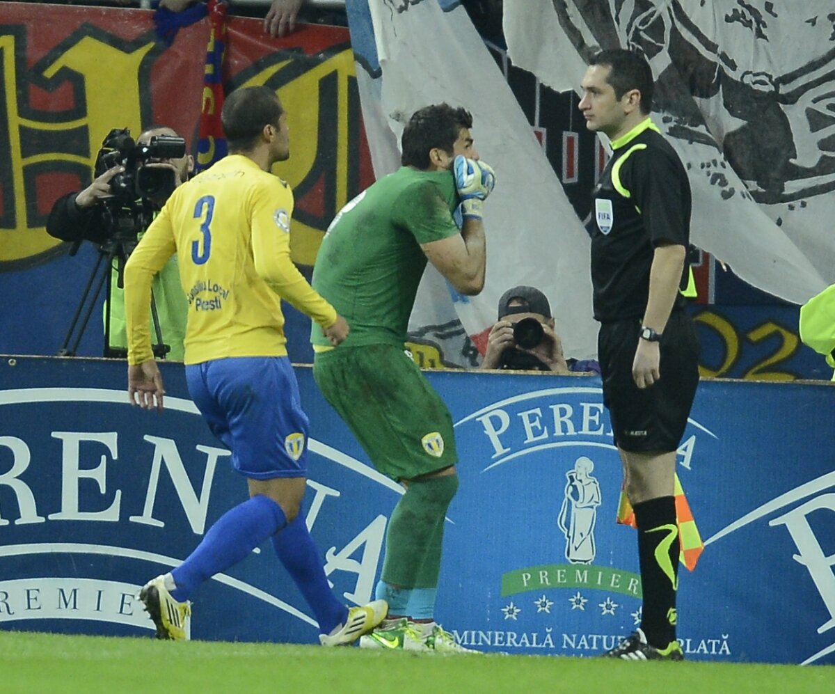 FOTO Cadou pentru ultraşii Stelei » Bornescu, "lucrat" de un copil de mingi :D