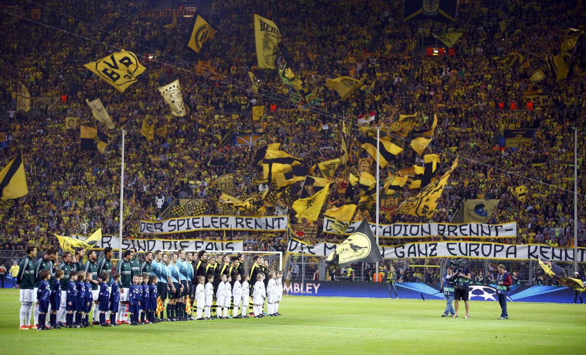 FOTO Spectacol în tribune, la Dortmund! » Coregrafie superbă a fanilor Borussiei, dar şi mesaje anti-Gotze