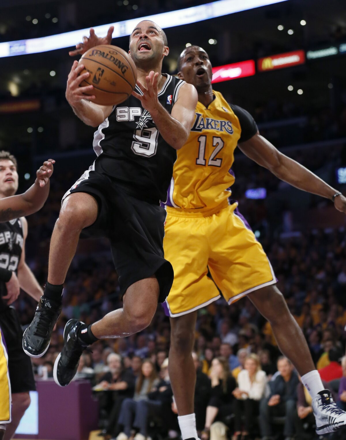 Ora cînd clasicele Lakers şi Celtics se pregătesc de somn. Spurs şi Knicks defilează