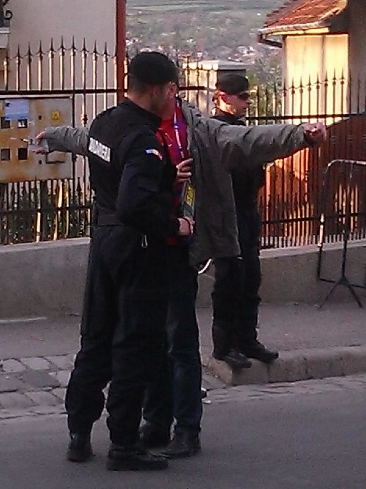 FOTO Mobilizare exemplară a Jandarmeriei de la Cluj » Suporterii Stelei au fost controlaţi cu detectoare de metale