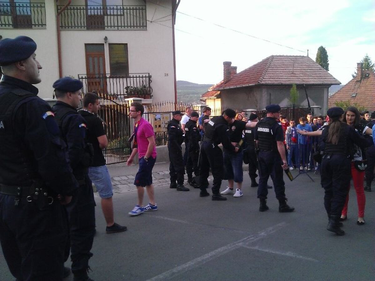 FOTO Mobilizare exemplară a Jandarmeriei de la Cluj » Suporterii Stelei au fost controlaţi cu detectoare de metale
