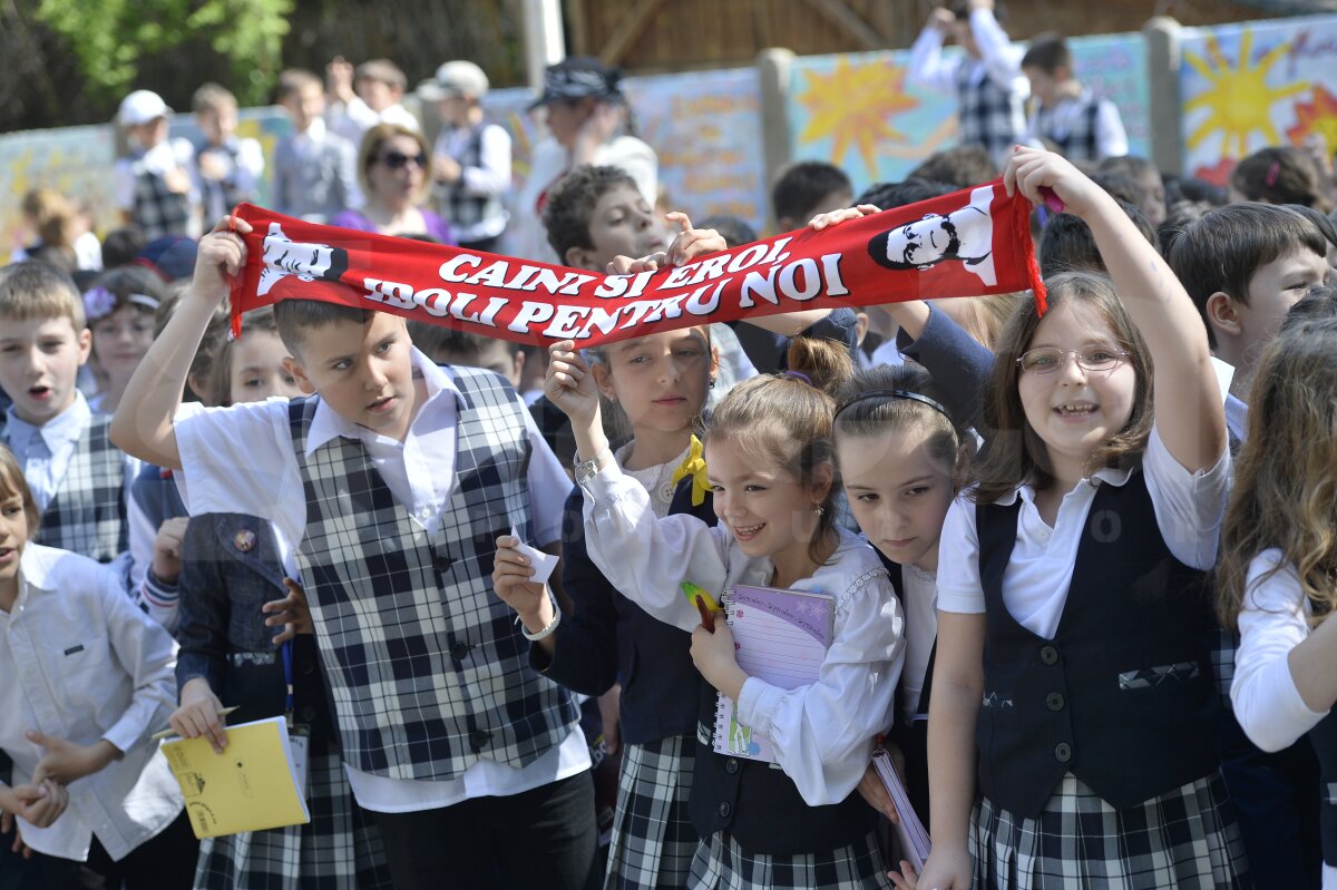 GALERIE FOTO "Cîini" în ţara piticilor » 3 dinamovişti au acordat azi autografe copiilor