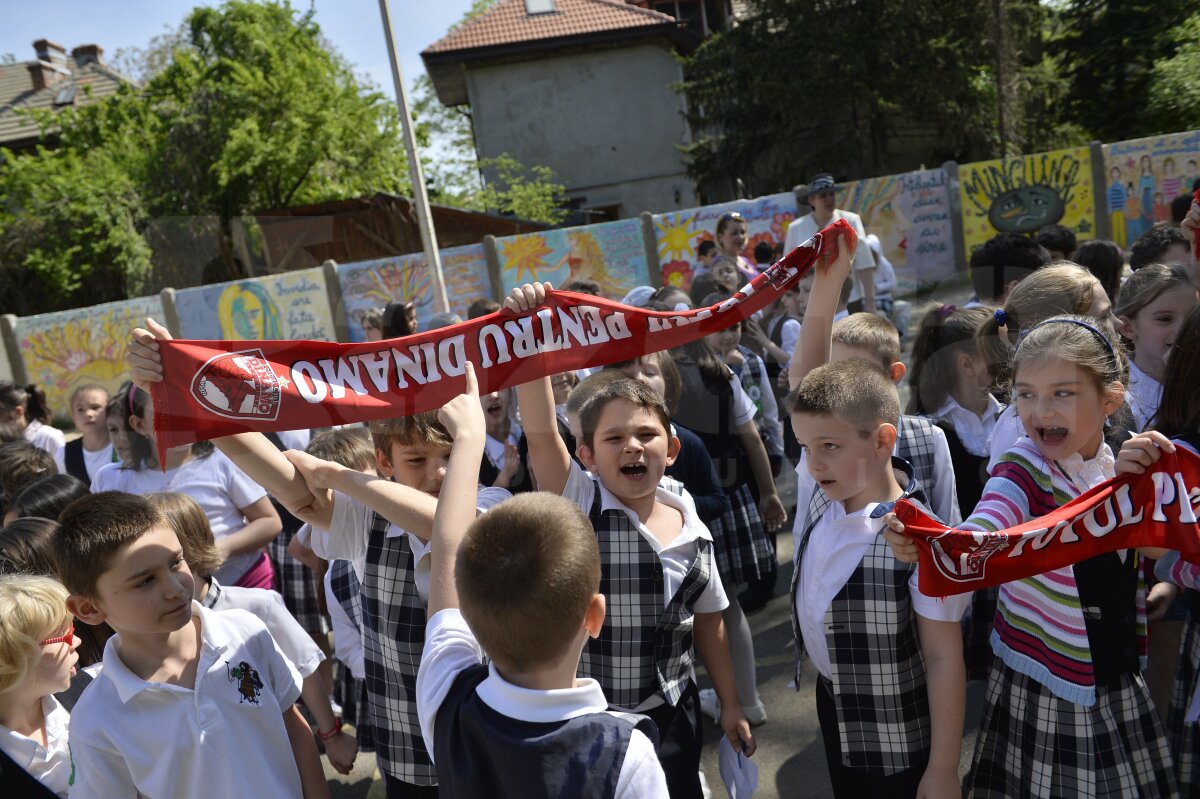 GALERIE FOTO "Cîini" în ţara piticilor » 3 dinamovişti au acordat azi autografe copiilor