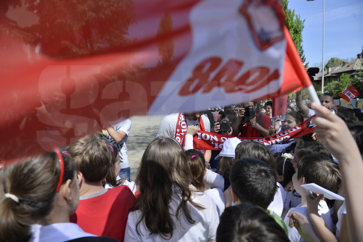 GALERIE FOTO "Cîini" în ţara piticilor » 3 dinamovişti au acordat azi autografe copiilor