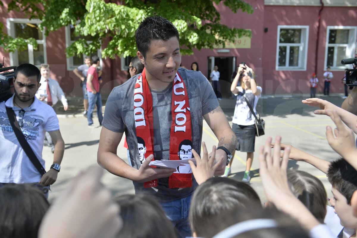 GALERIE FOTO "Cîini" în ţara piticilor » 3 dinamovişti au acordat azi autografe copiilor