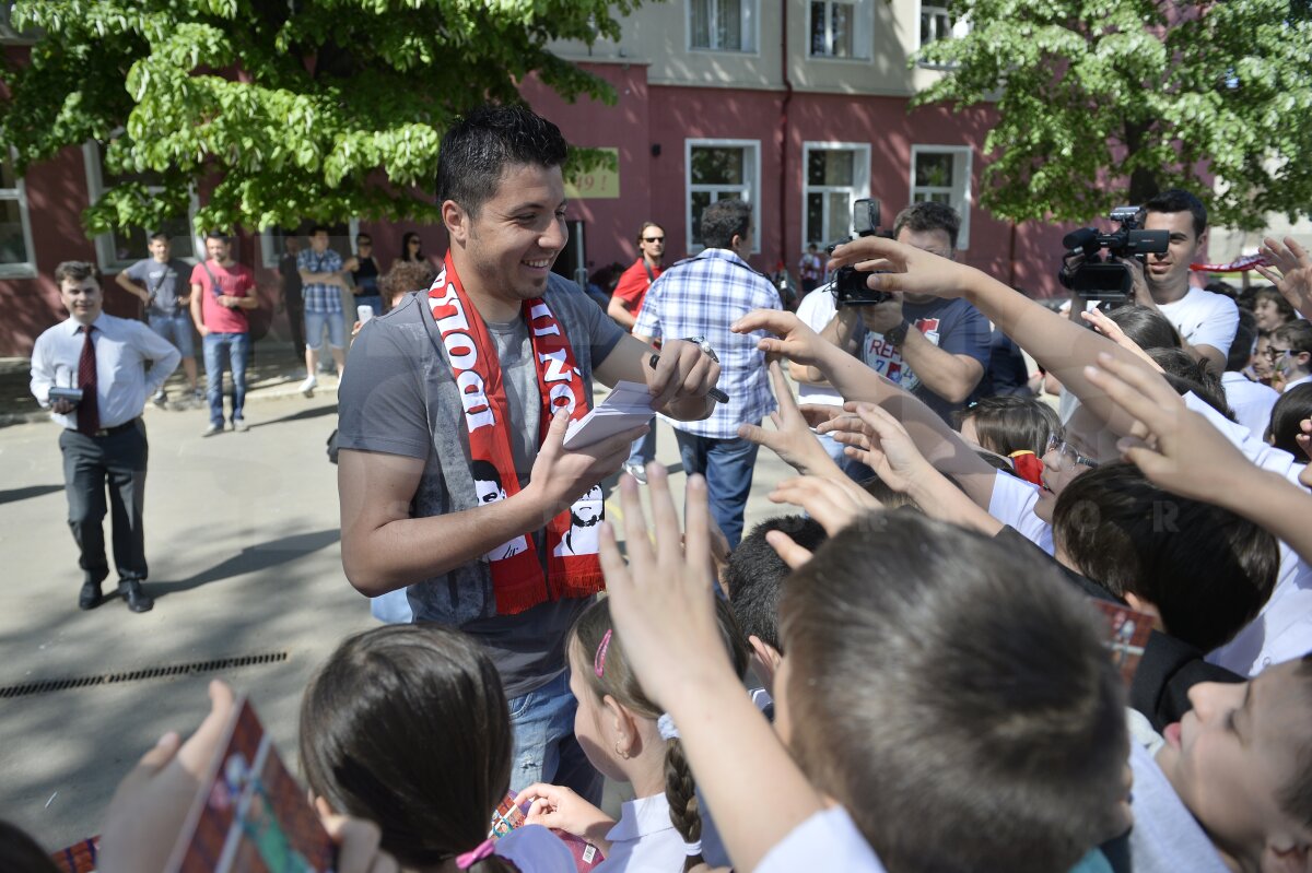GALERIE FOTO "Cîini" în ţara piticilor » 3 dinamovişti au acordat azi autografe copiilor