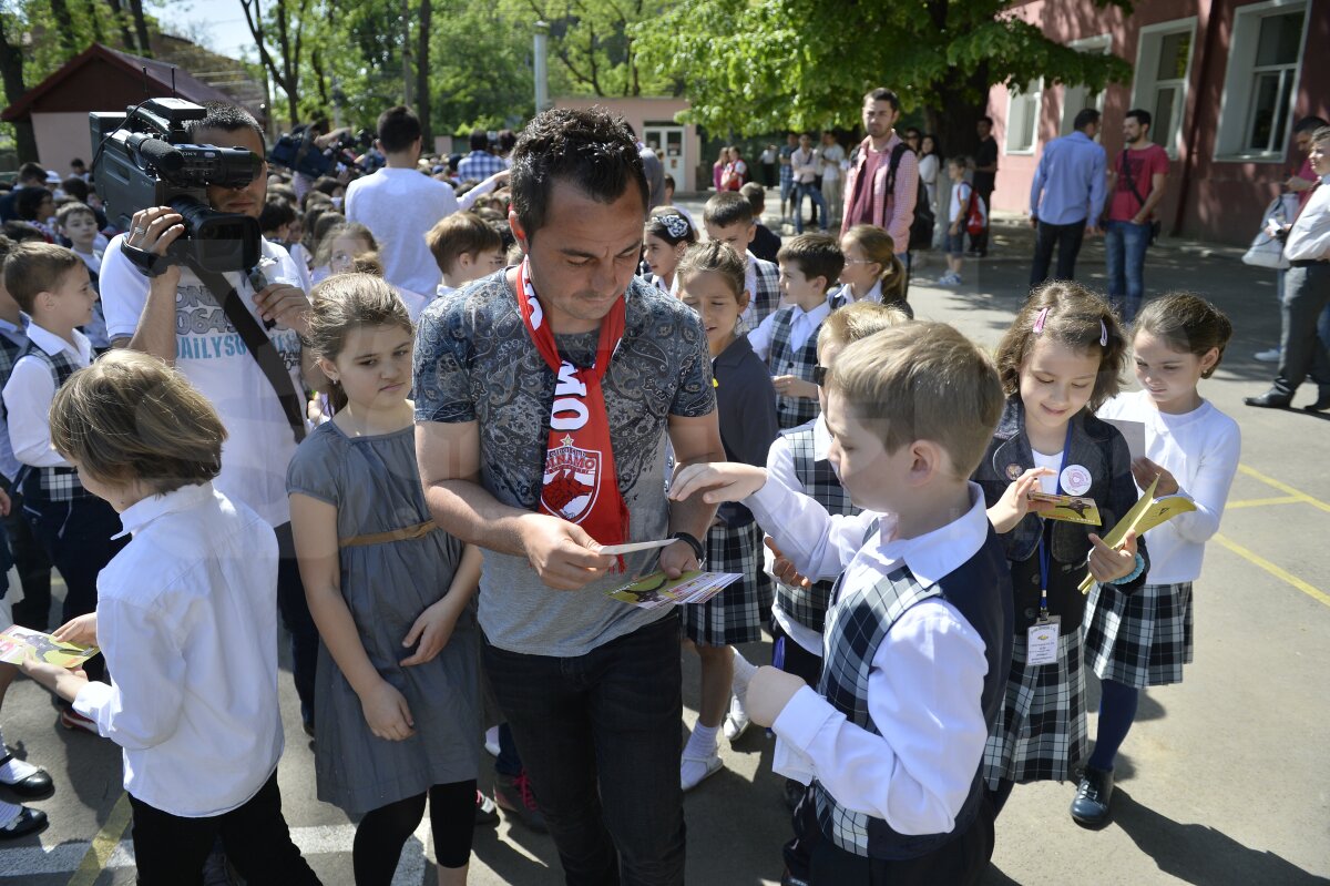 GALERIE FOTO "Cîini" în ţara piticilor » 3 dinamovişti au acordat azi autografe copiilor
