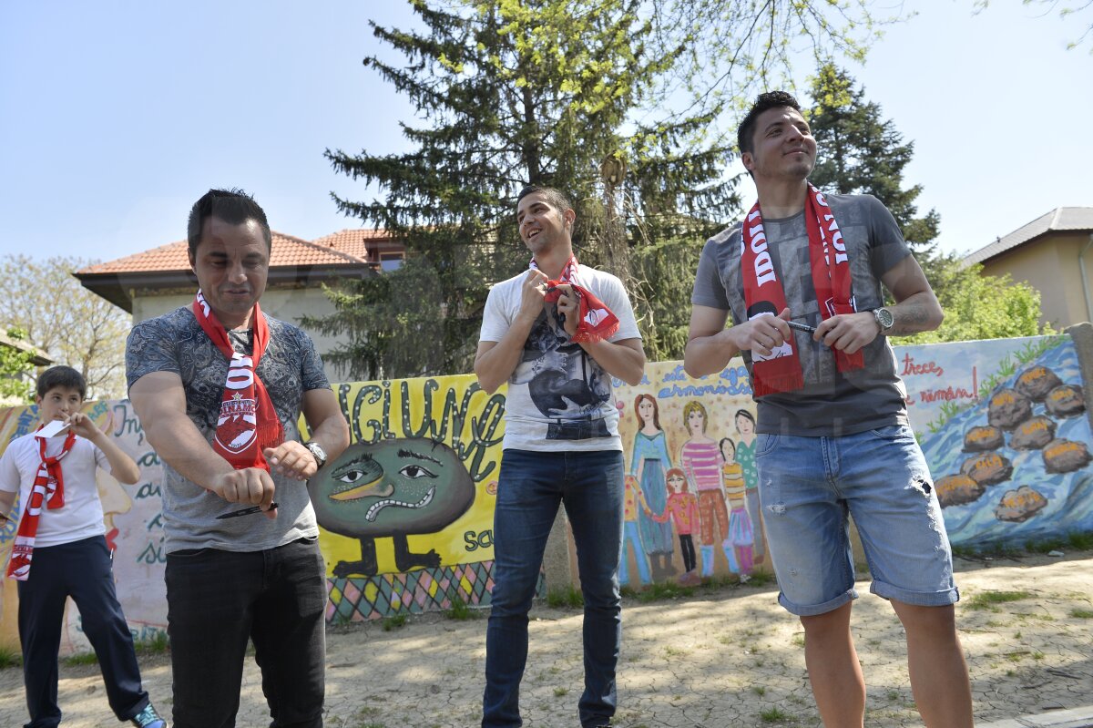 GALERIE FOTO "Cîini" în ţara piticilor » 3 dinamovişti au acordat azi autografe copiilor