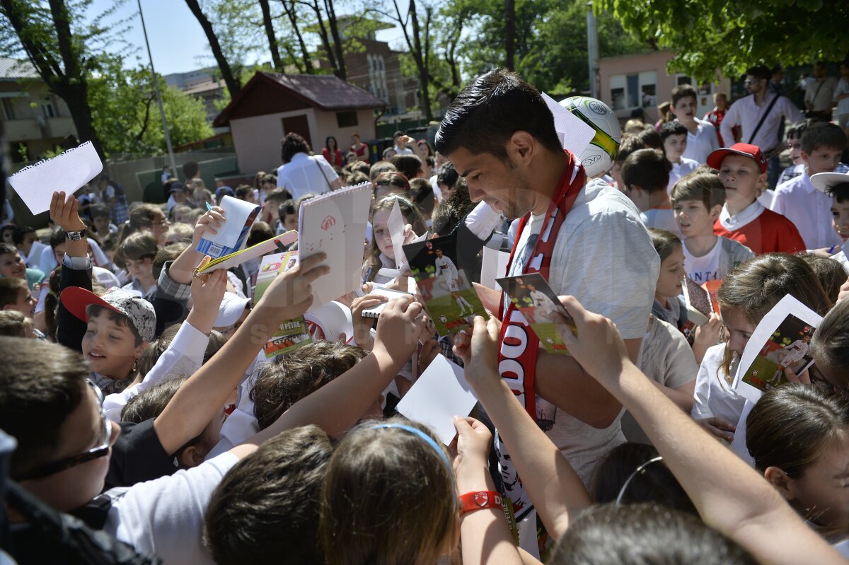 GALERIE FOTO "Cîini" în ţara piticilor » 3 dinamovişti au acordat azi autografe copiilor