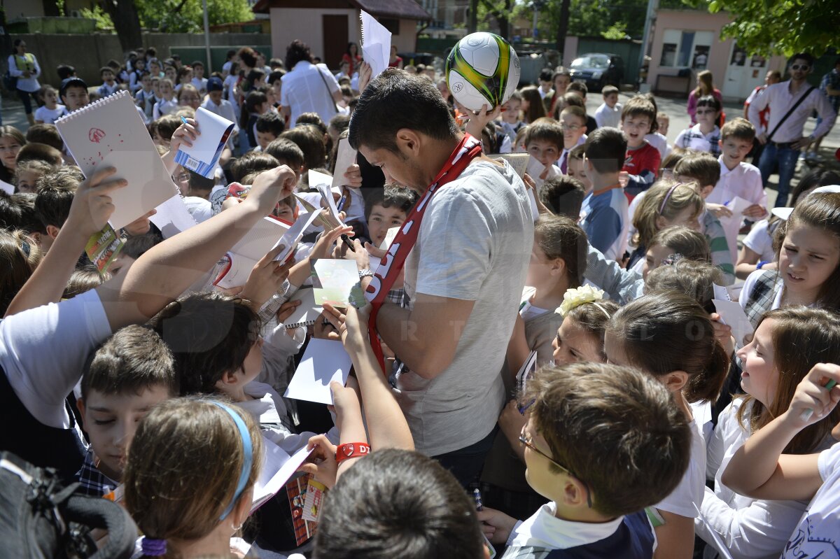 GALERIE FOTO "Cîini" în ţara piticilor » 3 dinamovişti au acordat azi autografe copiilor