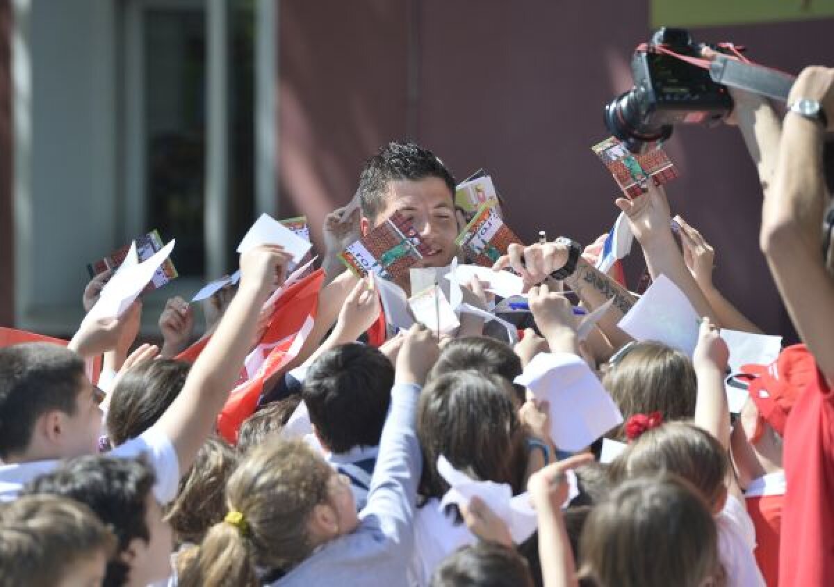 Scandarea cu care puştii de la Şcoala Nr. 49 din Bucureşti l-au întîmpinat ieri pe Bălgrădean: "Tătăruşanu e praf!" :)