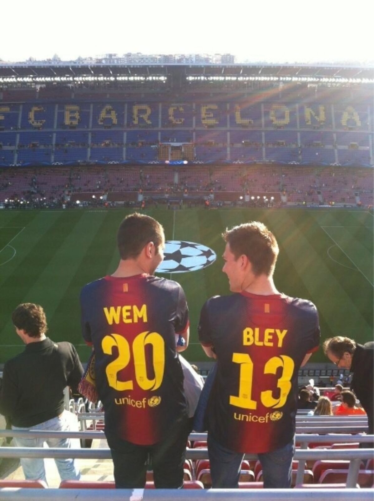 FOTO Epic fail! Cu ce tricouri au venit la meci doi fani ai Barcelonei şi alte glume de pe net după 0-7 cu Bayern