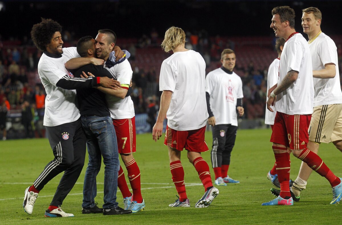 GALERIE FOTO&VIDEO Cel mai norocos fan german de pe Camp Nou! Cum l-au ajutat jucătorii lui Bayern să păcălească forţele de ordine
