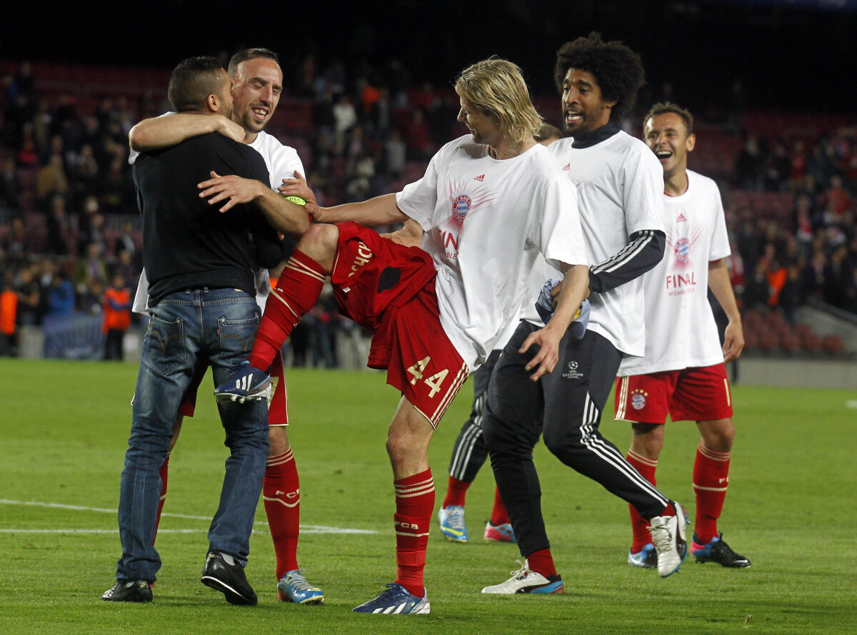 GALERIE FOTO&VIDEO Cel mai norocos fan german de pe Camp Nou! Cum l-au ajutat jucătorii lui Bayern să păcălească forţele de ordine