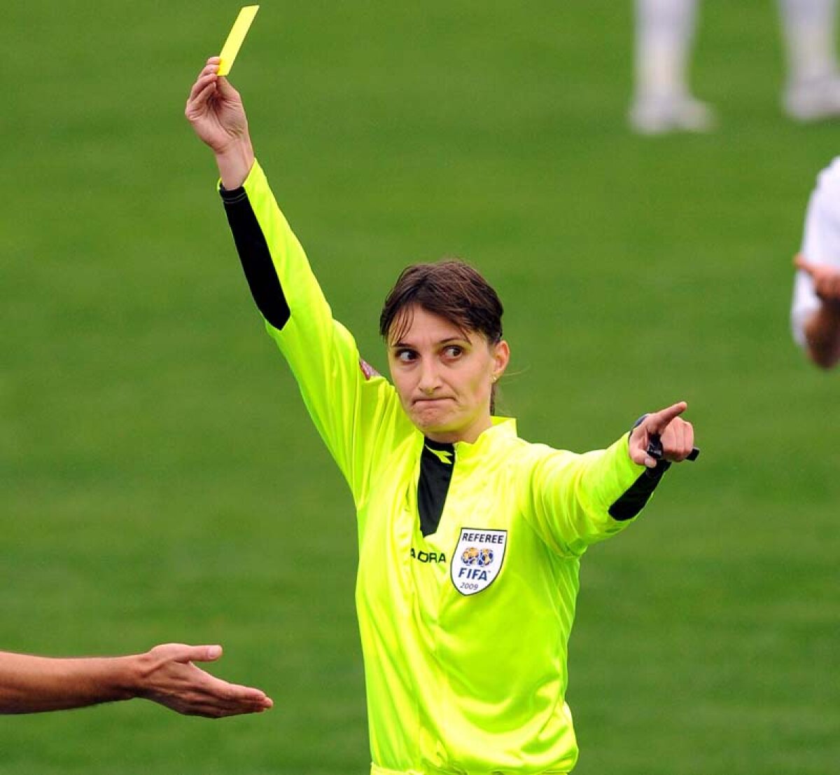 Arbitrajul feminin e la înălţime » Două brigăzi din România vor conduce finalele de Liga Campionilor la handbal şi fotbal feminin