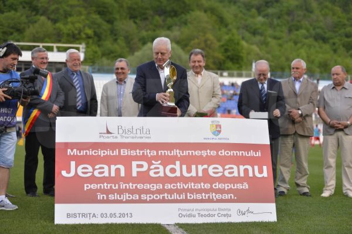 FOTO Jean Pădureanu, cel mai longeviv conducător din fotbalul românesc, s-a retras la meciul cu Dinamo