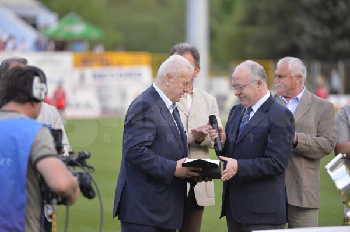 FOTO Jean Pădureanu, cel mai longeviv conducător din fotbalul românesc, s-a retras la meciul cu Dinamo