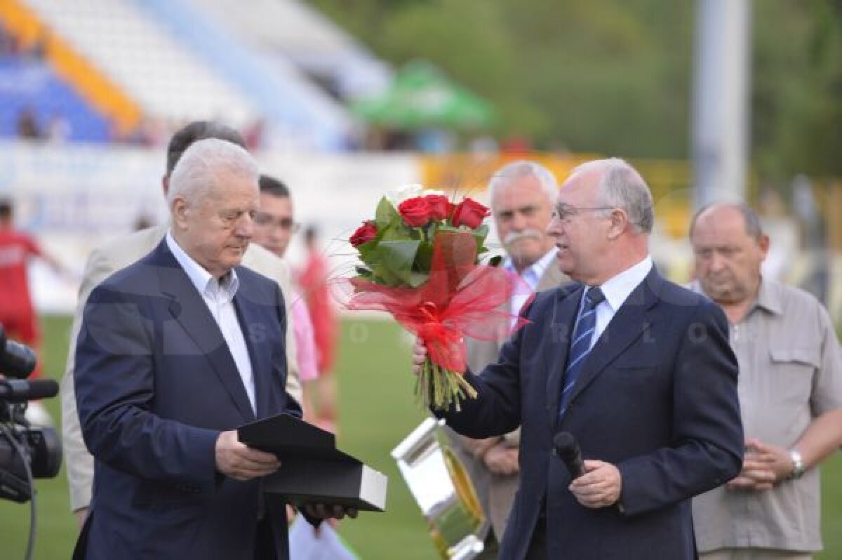 FOTO Jean Pădureanu, cel mai longeviv conducător din fotbalul românesc, s-a retras la meciul cu Dinamo