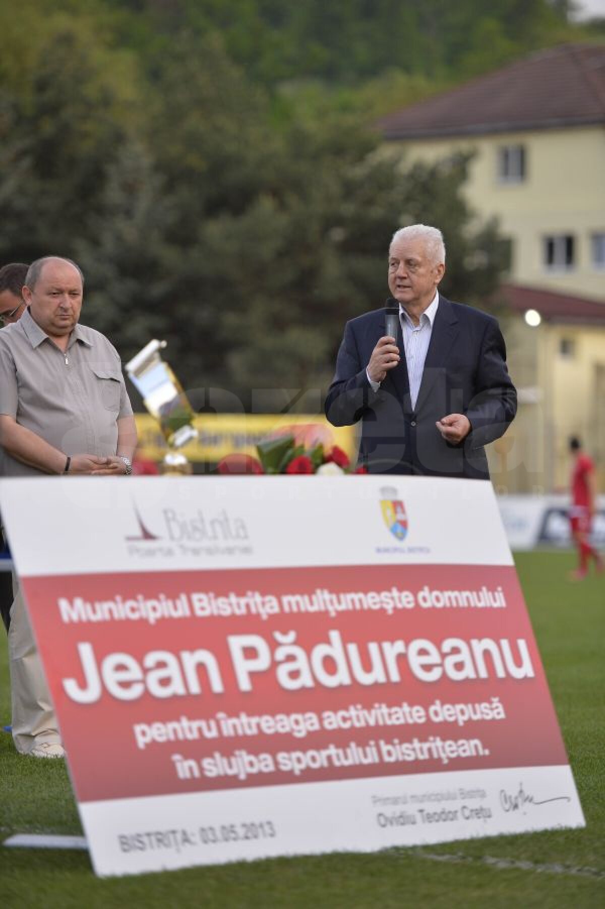 FOTO Jean Pădureanu, cel mai longeviv conducător din fotbalul românesc, s-a retras la meciul cu Dinamo