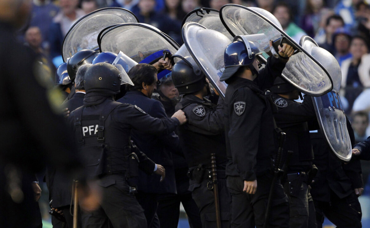 VIDEO Haos pe Bombonera » Violenţe în tribune, petarde pe teren şi două eliminări în Boca - River 1-1