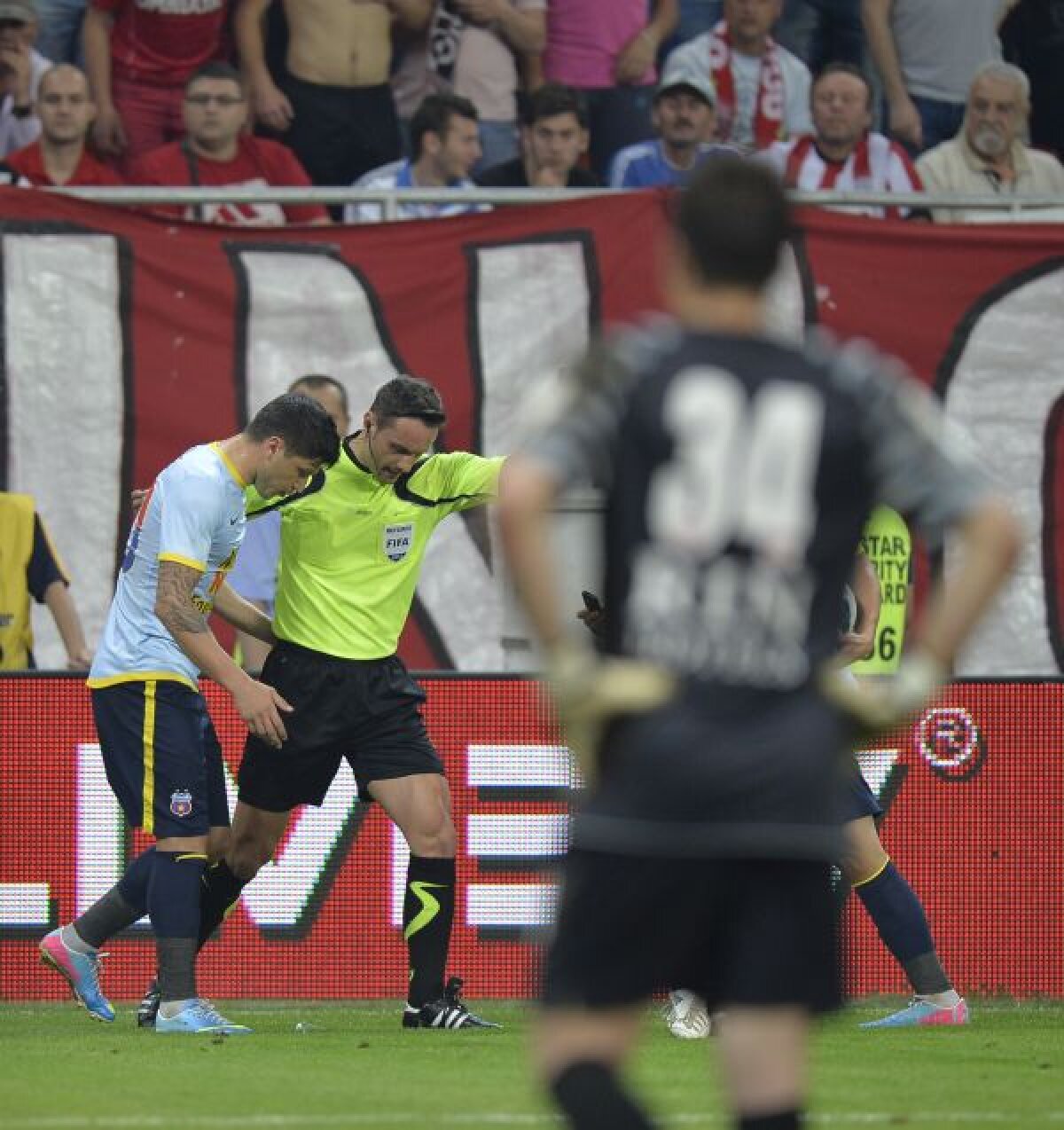 FOTO Nici un derby fără brichete » Dinamo - Steaua a fost oprit din cauza obiectelor aruncate din tribună