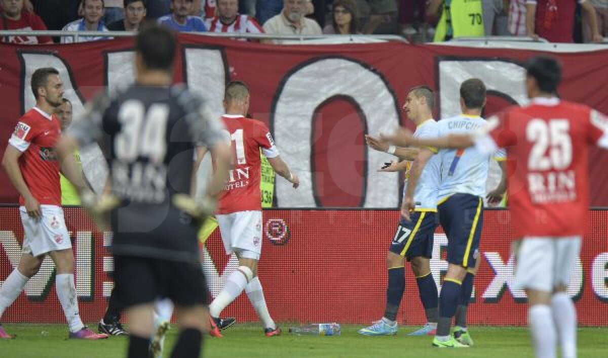 FOTO Nici un derby fără brichete » Dinamo - Steaua a fost oprit din cauza obiectelor aruncate din tribună