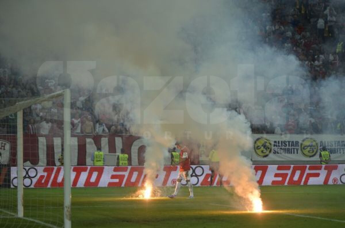 FOTO Nici un derby fără brichete » Dinamo - Steaua a fost oprit din cauza obiectelor aruncate din tribună