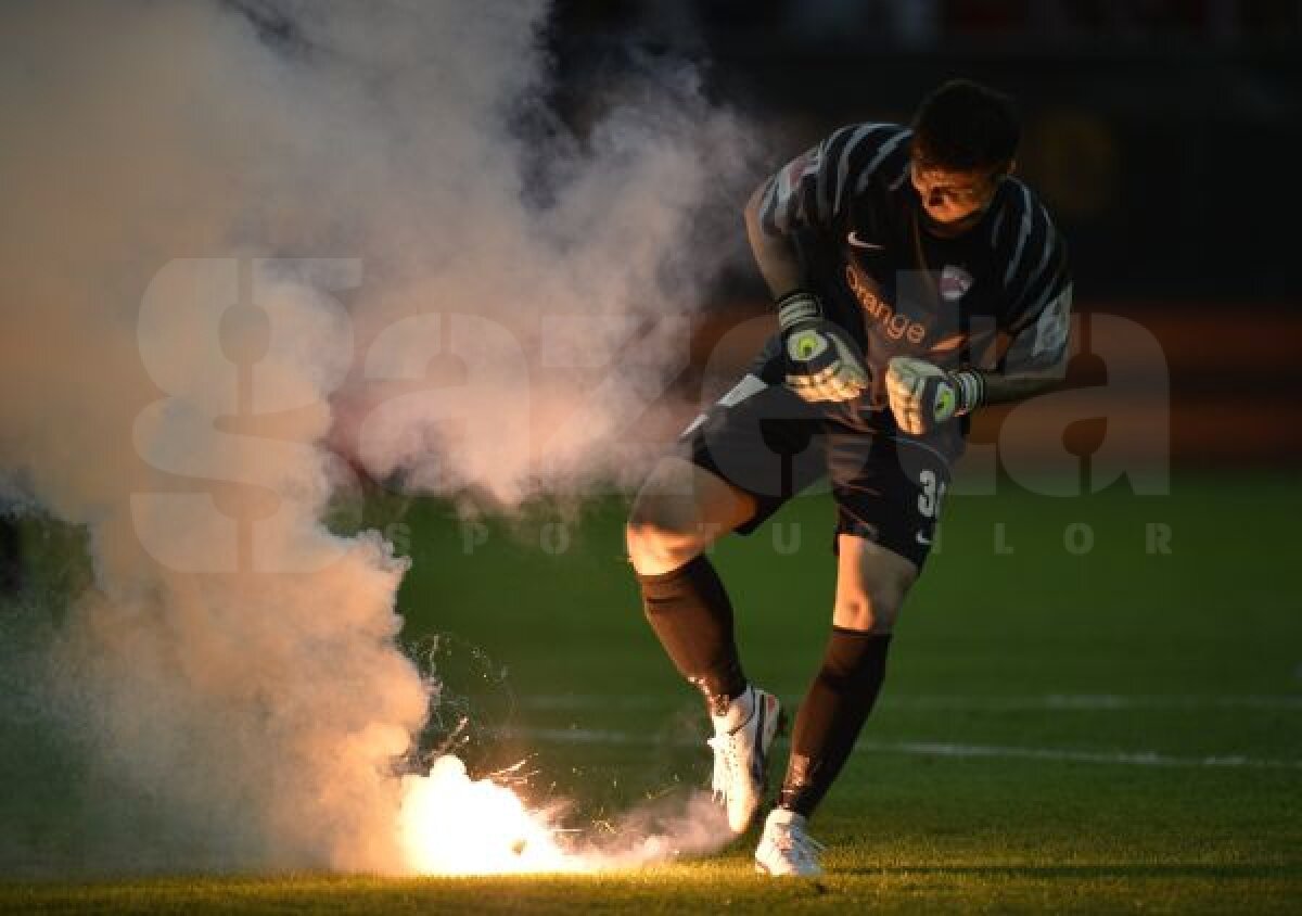 FOTO Nici un derby fără brichete » Dinamo - Steaua a fost oprit din cauza obiectelor aruncate din tribună