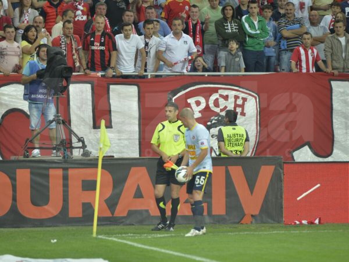 FOTO Nici un derby fără brichete » Dinamo - Steaua a fost oprit din cauza obiectelor aruncate din tribună