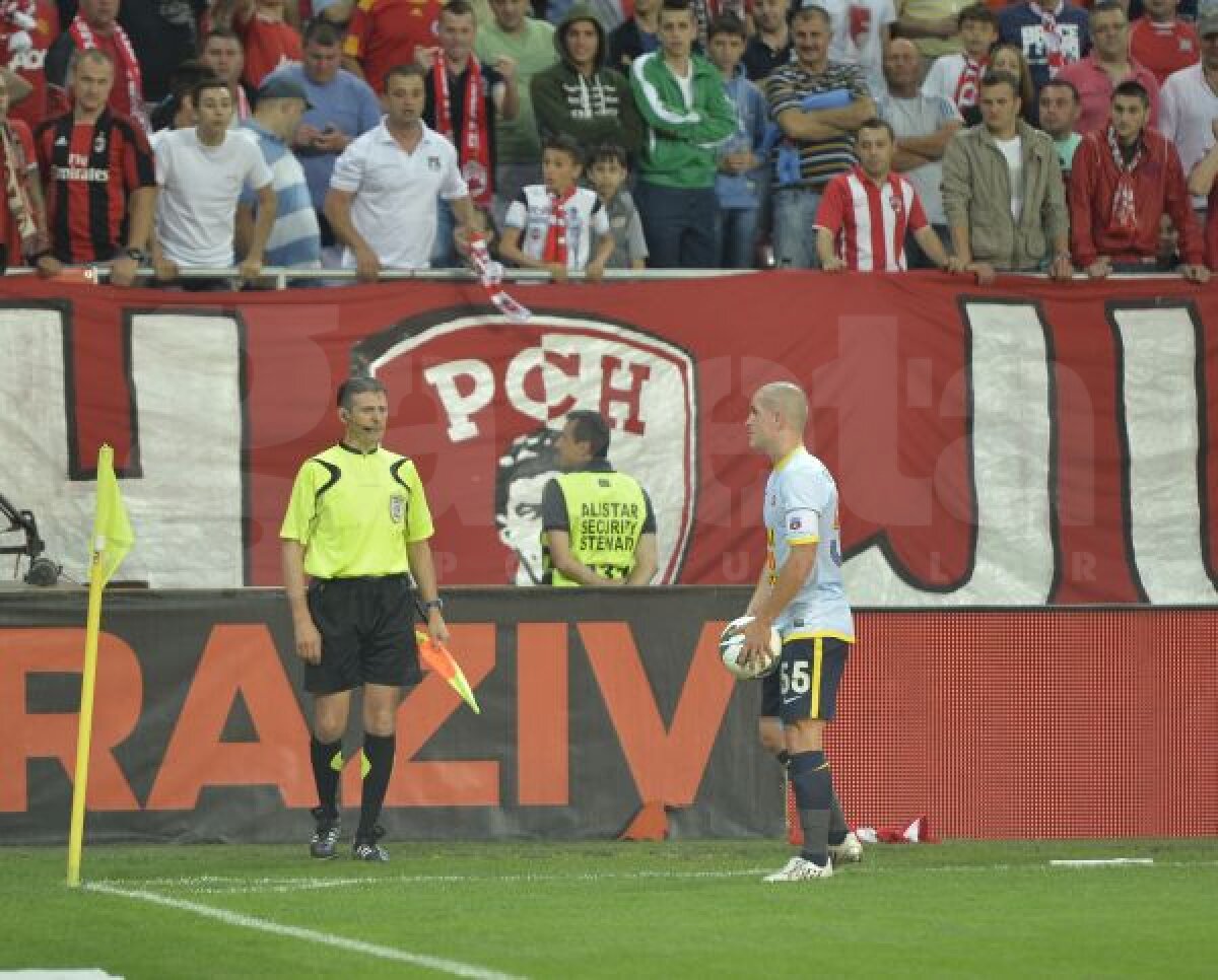 FOTO Nici un derby fără brichete » Dinamo - Steaua a fost oprit din cauza obiectelor aruncate din tribună