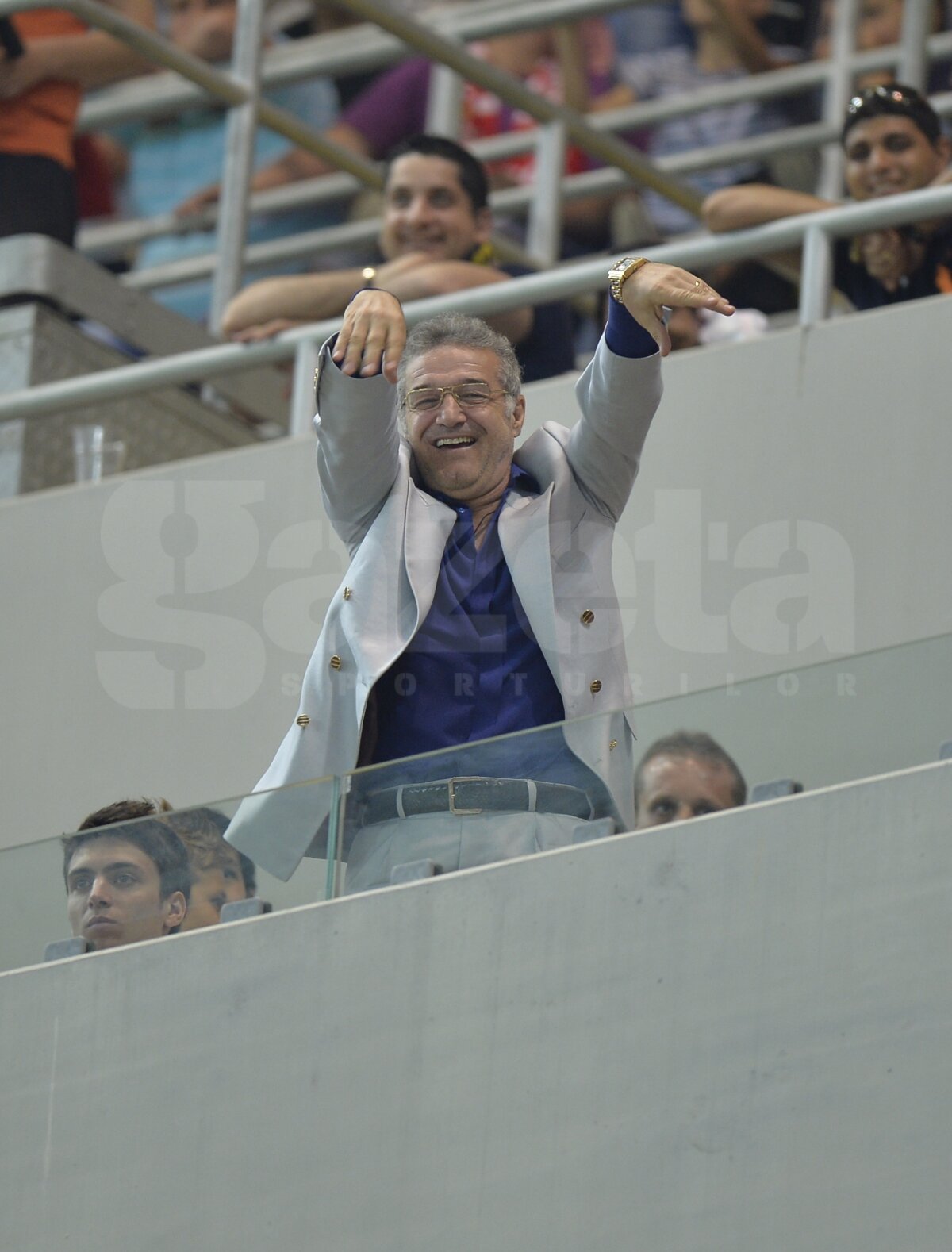 FOTO Circ în lojă » Gigi Becali s-a dat în spectacol pe Naţional Arena