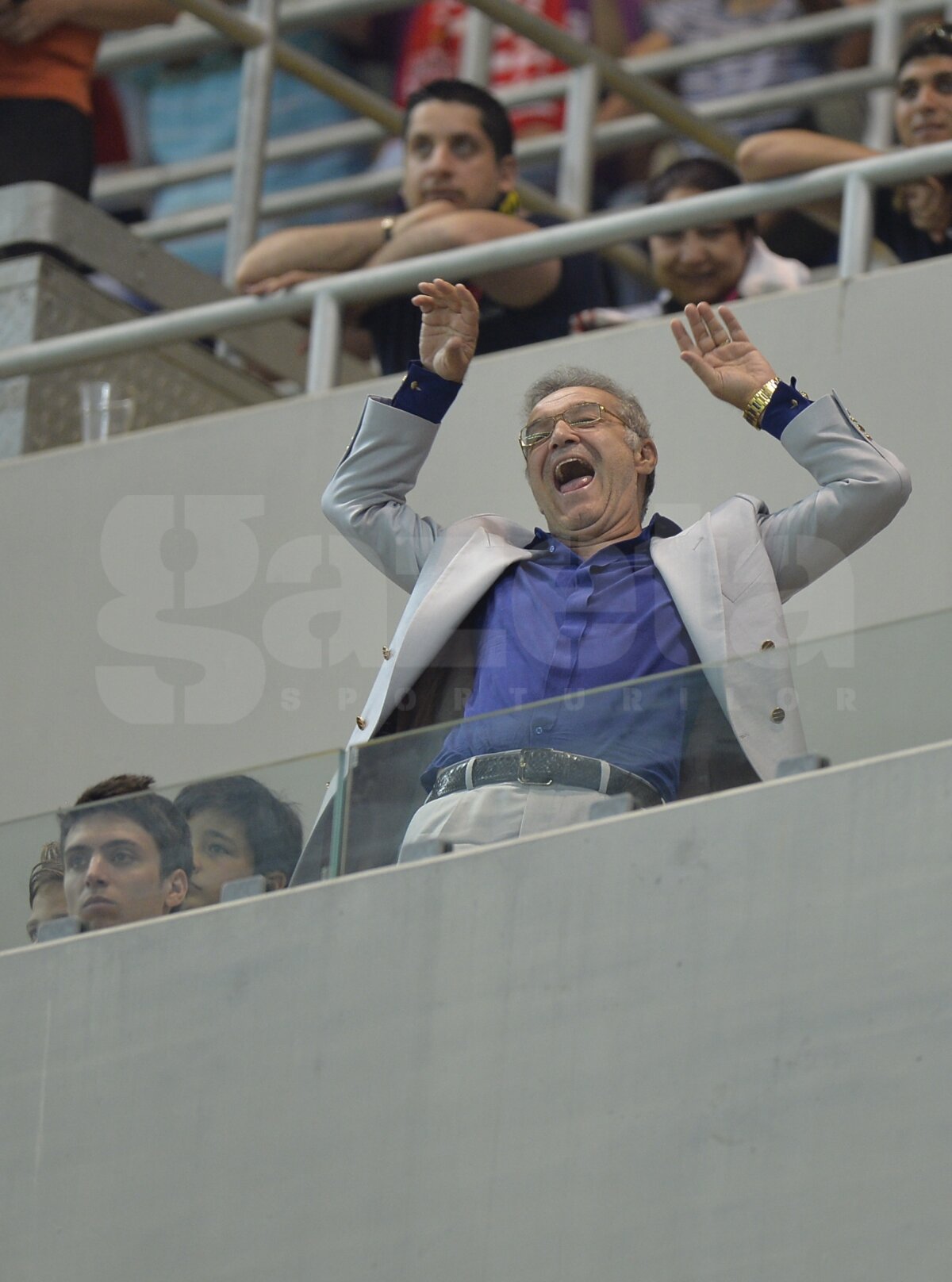 FOTO Circ în lojă » Gigi Becali s-a dat în spectacol pe Naţional Arena