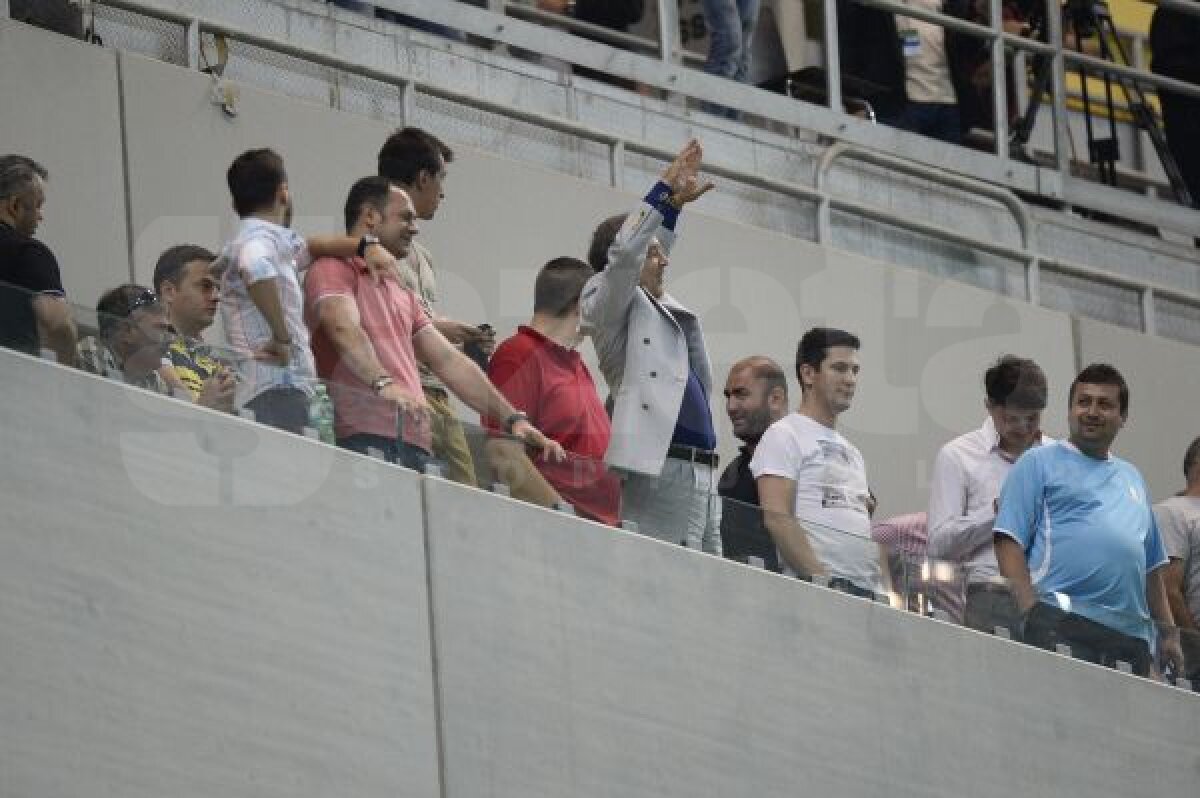 FOTO Circ în lojă » Gigi Becali s-a dat în spectacol pe Naţional Arena