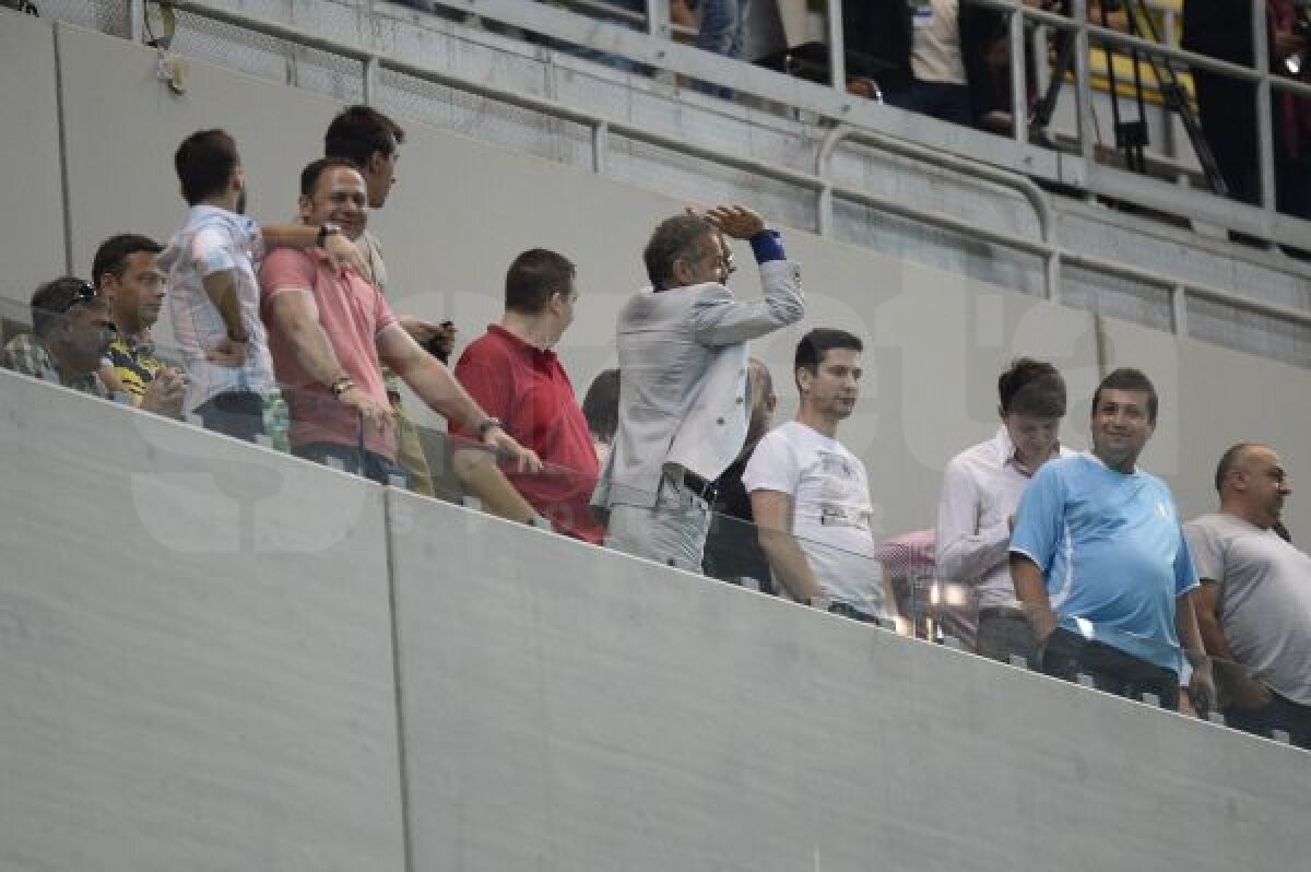 FOTO Circ în lojă » Gigi Becali s-a dat în spectacol pe Naţional Arena