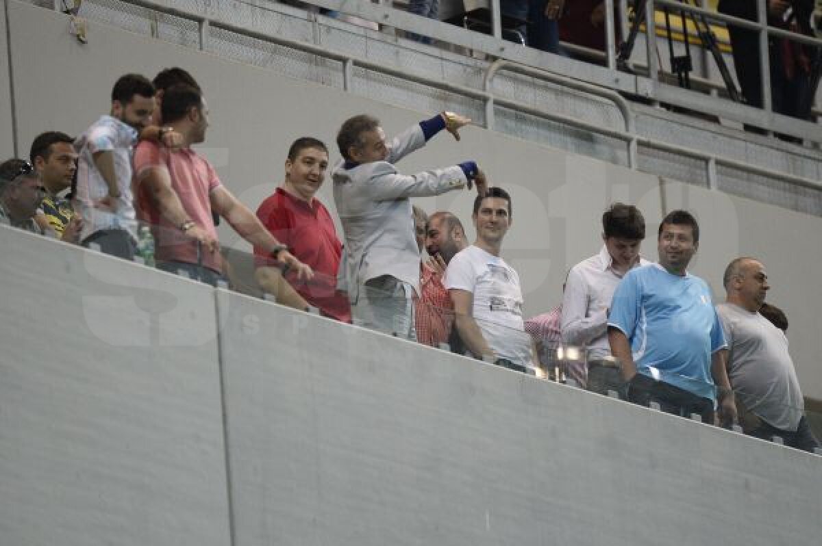 FOTO Circ în lojă » Gigi Becali s-a dat în spectacol pe Naţional Arena