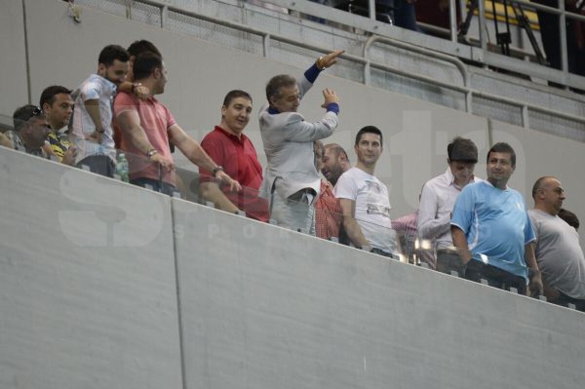 FOTO Circ în lojă » Gigi Becali s-a dat în spectacol pe Naţional Arena