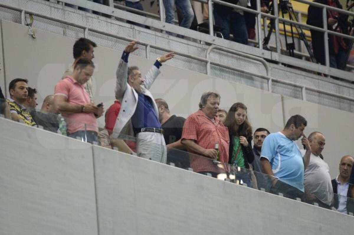 FOTO Circ în lojă » Gigi Becali s-a dat în spectacol pe Naţional Arena