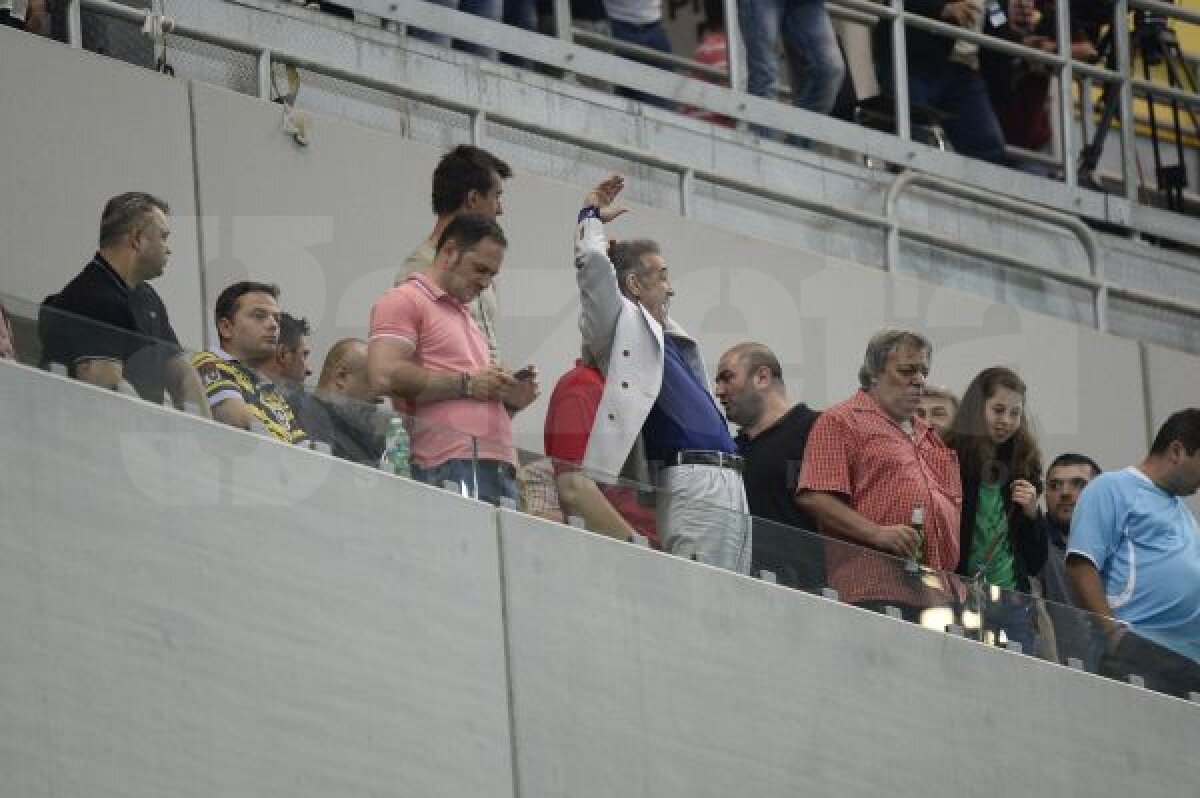 FOTO Circ în lojă » Gigi Becali s-a dat în spectacol pe Naţional Arena