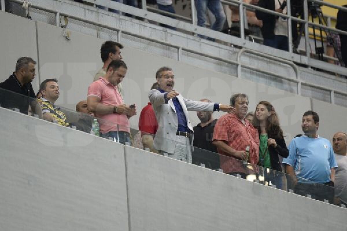 FOTO Circ în lojă » Gigi Becali s-a dat în spectacol pe Naţional Arena