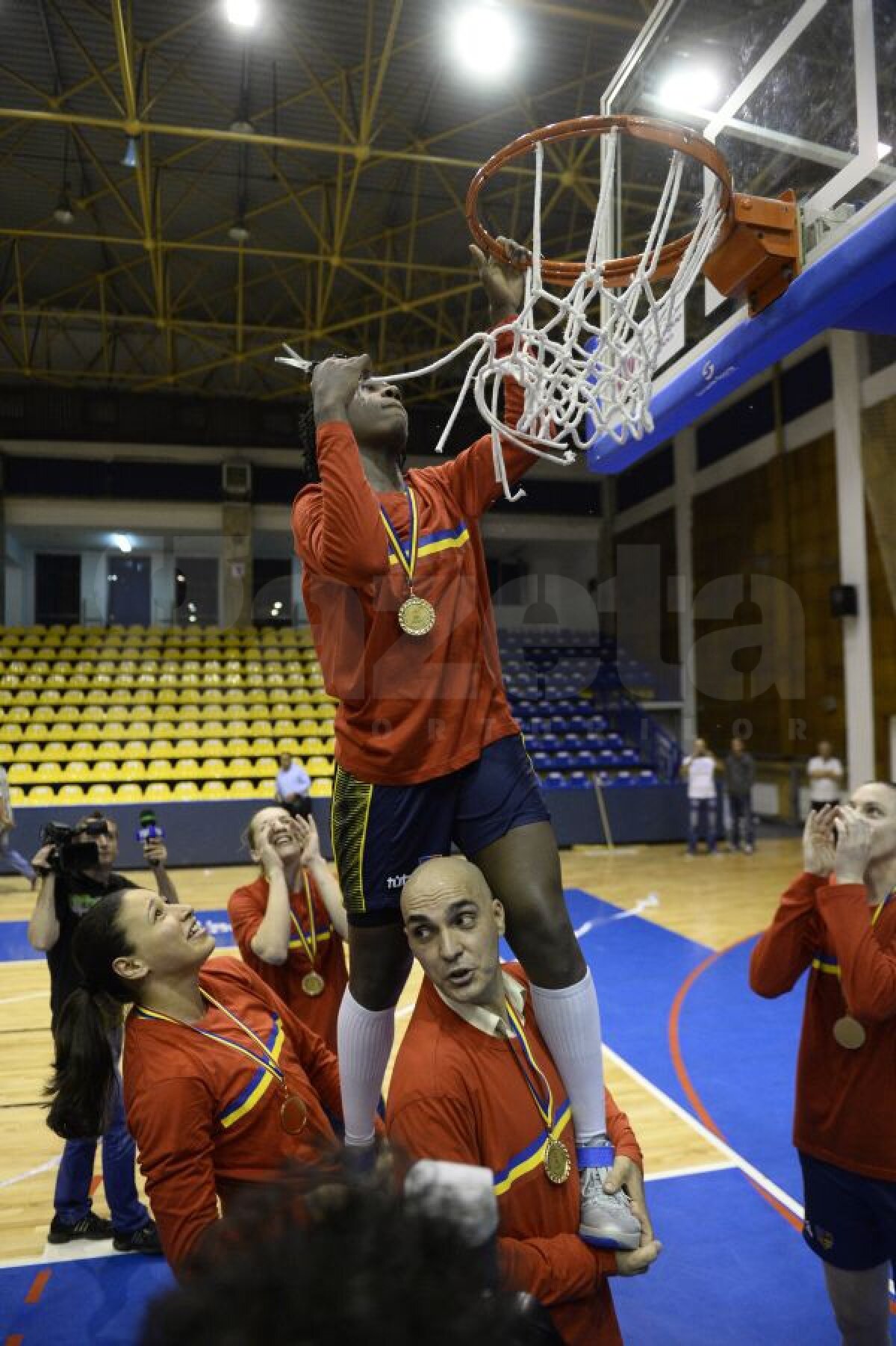 FOTO O nebunie de finală! » ICIM Arad a cîştigat aseară, la Tîrgovişte, al 9-lea titlu din istorie, chiar pe terenul marilor rivale