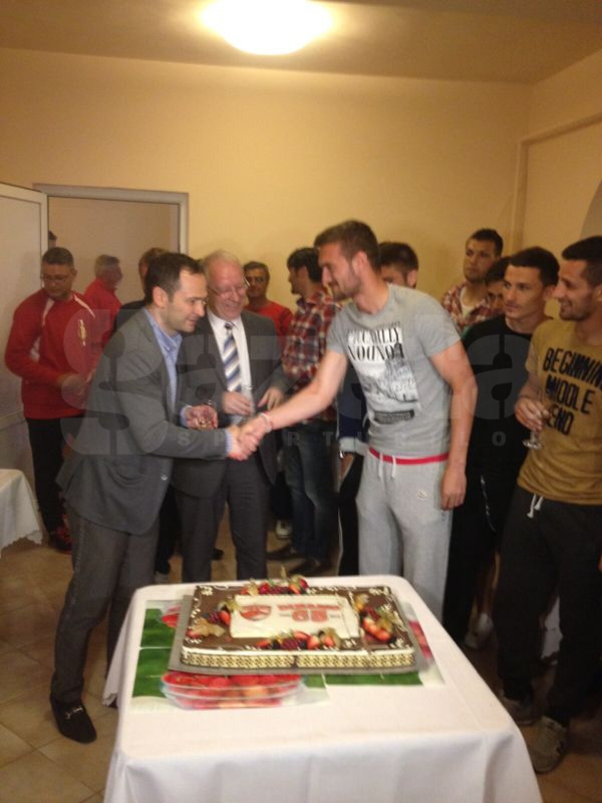 FOTO Dinamo petrece! » Tort, şampanie şi veselie la Săftica la împlinirea a 65 de ani a clubului