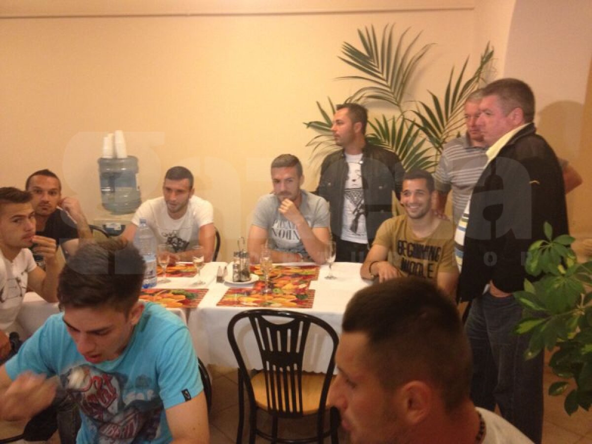 FOTO Dinamo petrece! » Tort, şampanie şi veselie la Săftica la împlinirea a 65 de ani a clubului