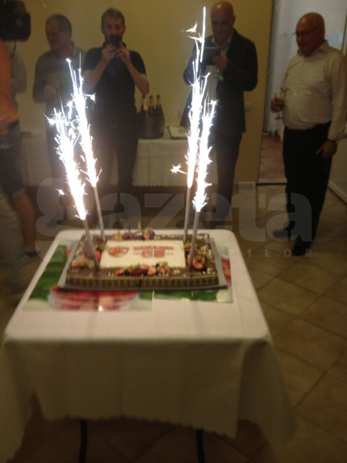 FOTO Dinamo petrece! » Tort, şampanie şi veselie la Săftica la împlinirea a 65 de ani a clubului