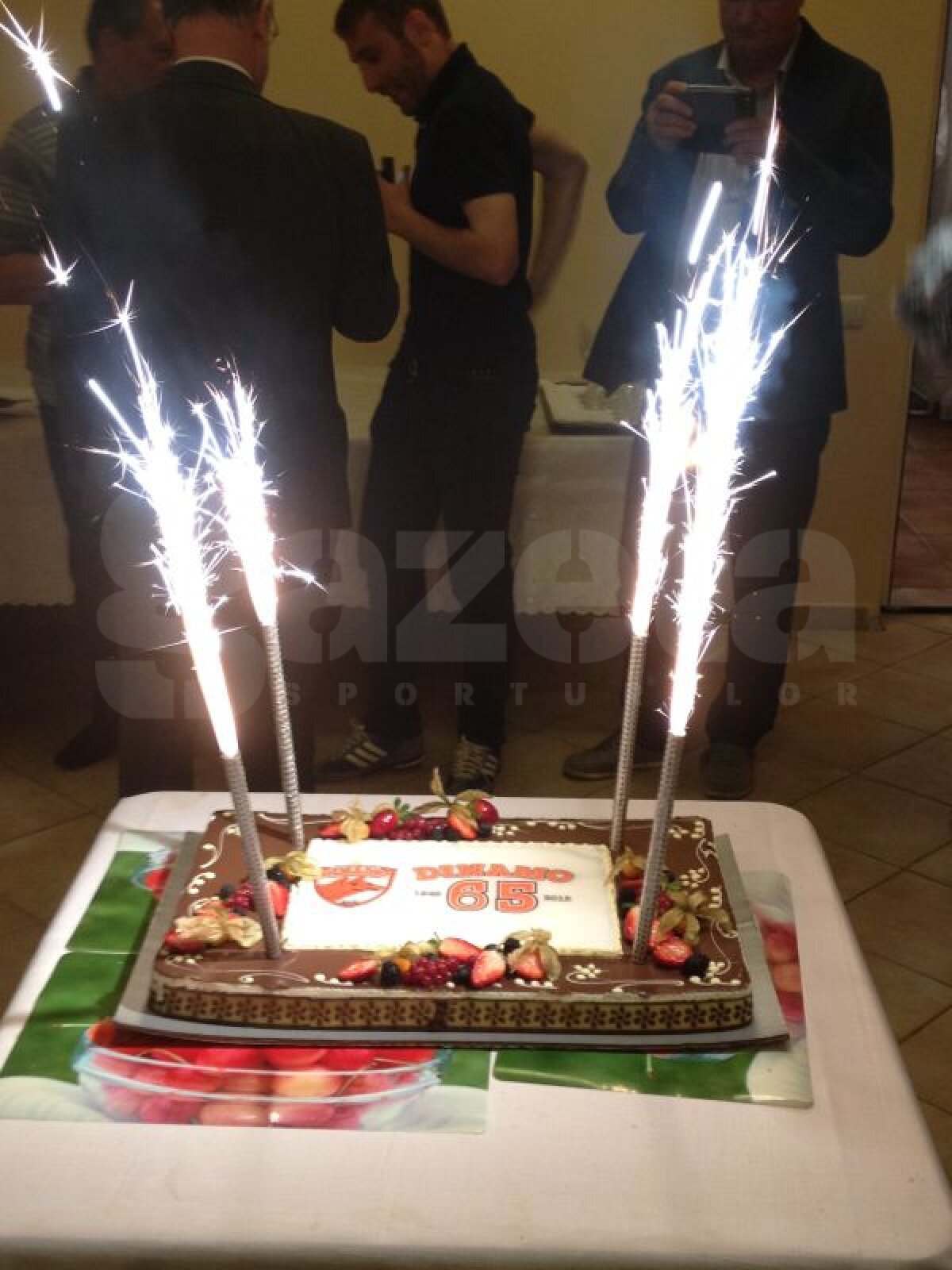 FOTO Dinamo petrece! » Tort, şampanie şi veselie la Săftica la împlinirea a 65 de ani a clubului