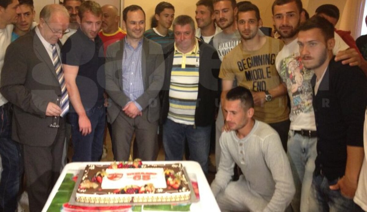 FOTO Dinamo petrece! » Tort, şampanie şi veselie la Săftica la împlinirea a 65 de ani a clubului